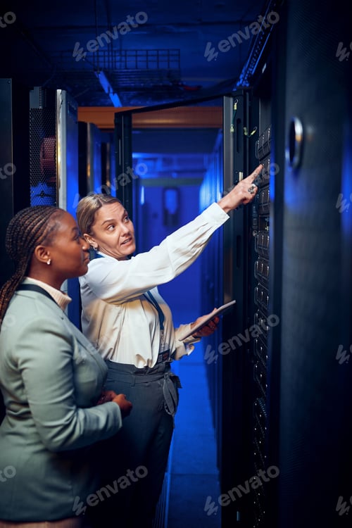 Aperçu: Des femmes, une tablette et une équipe inspectent la salle des serveurs avec cybersécurité