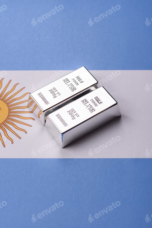 Preview: A silver bar, white metal against a backdrop of Argentine money, as a concept for the sales market
