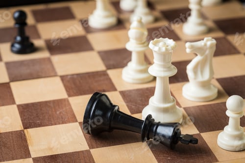 Preview: Chess game with a fallen black king on the board during an ongoing match at a local café