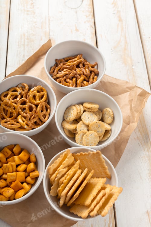 Preview: Snacks in bowls on wooden table during casual gathering for fun and relaxation