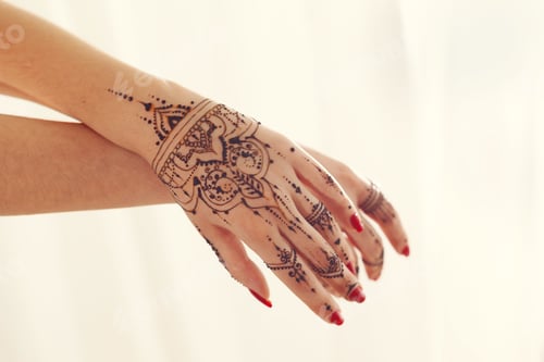 Preview: Decorative henna design on hands with intricate patterns during a cultural celebration