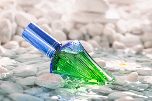 Preview: Sophisticated green perfume as holiday beach scent.