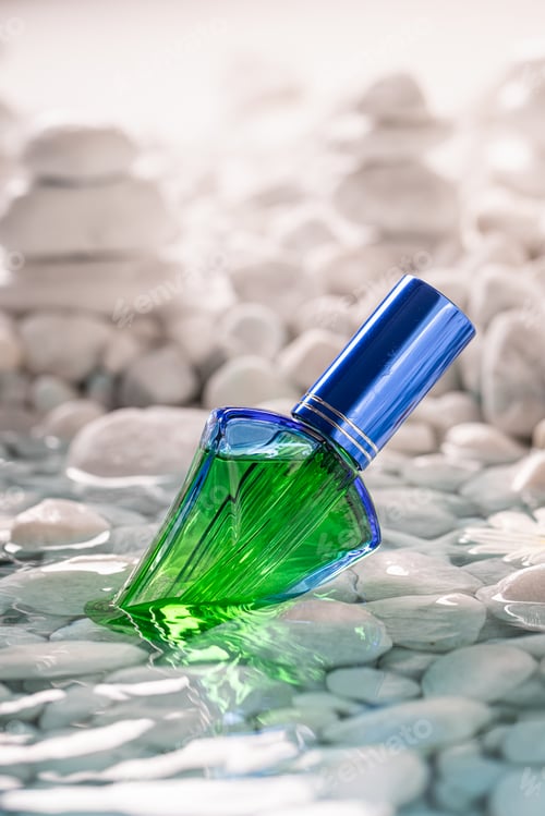 Preview: Aromatic green perfume with scent of sea salt and water.