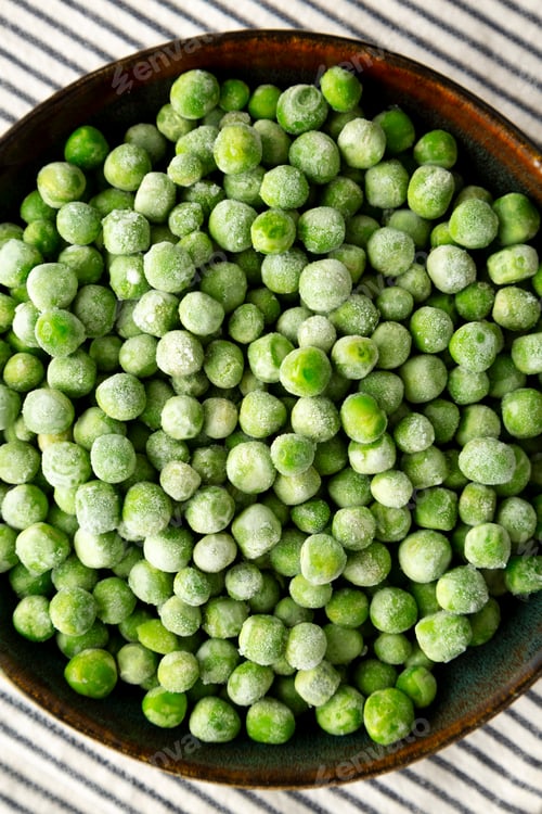 Preview: Organic Frozen Green Peas in a Bowl, top view. Overhead, from above.