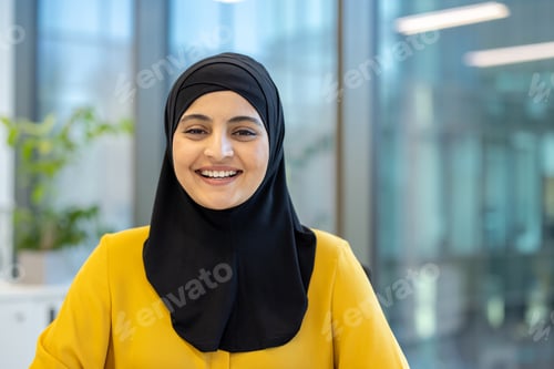 Preview: Muslim businesswoman smiling portrait in modern office