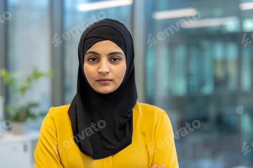 Preview: Muslim businesswoman wearing a hijab standing in office