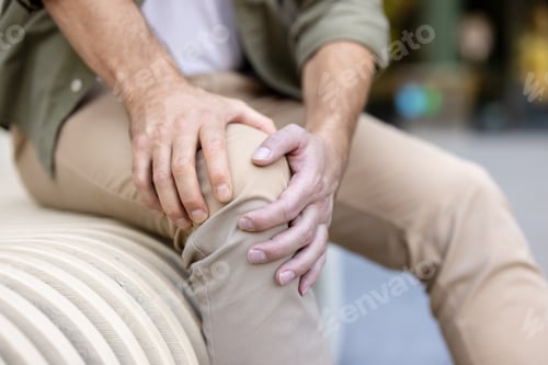 Preview: Man experiencing severe knee pain holding leg