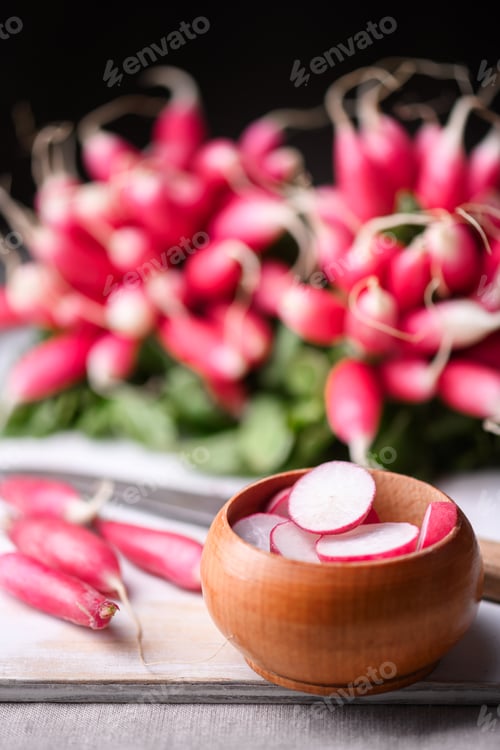 Preview: Wooden bowl with sliced radishes and fresh bunch