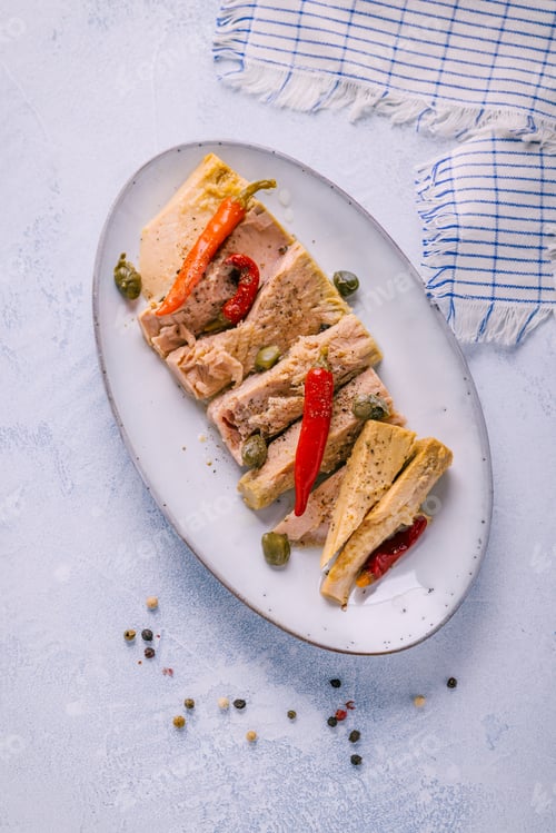 Preview: Marinated tuna in olive oil with red pepper and capers