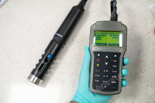 Preview: Probe status og pH meter or conductometer in woman hand in gloves