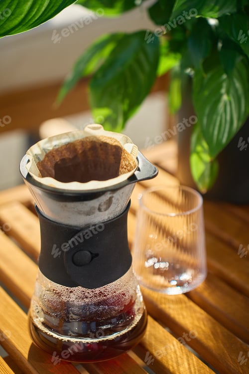 Preview: Fresh brewed filter coffee in pour over dripper and carafe