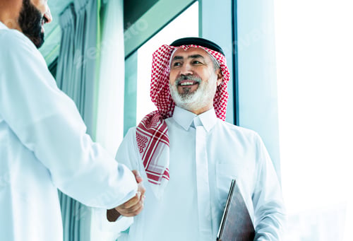 Preview: Saudi businessmen shaking hands making business real estate deal
