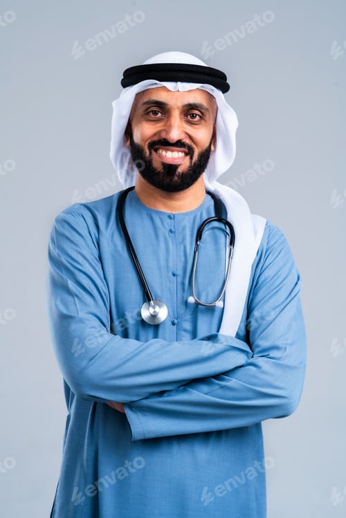 Preview: Smiling arab man doctor wearing traditional emirati clothing