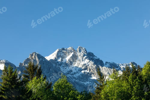 Vorschau: Reiselandschaft der Zugspitzalpen in Bayern, Deutschland, malerisches Sommer-Naturpanorama mit Wald, Sonne