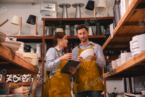 Preview: Tableware inventory discussion in pottery shop