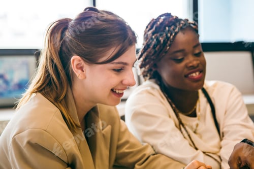 Preview: Smiling women in office collaboration