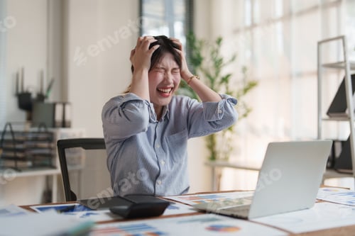 Preview: Young businesswoman feeling overwhelmed by work stress