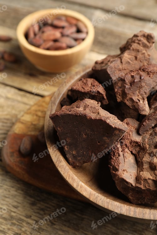 Preview: Chocolate chunks in bowl on wooden table, closeup