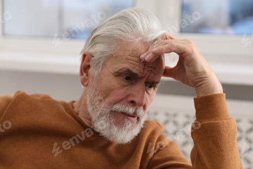 Preview: Amnesia. Senior man trying to remember something at home