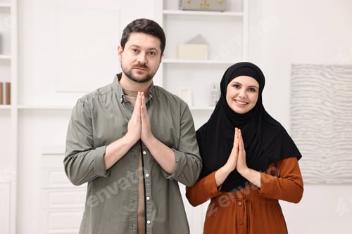 Preview: Portrait of happy muslim couple at home