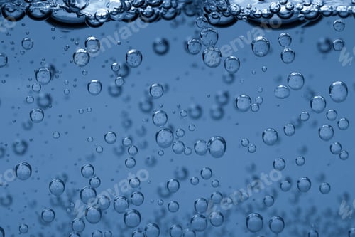 Preview: Soda water with bubbles of gas in glass, closeup