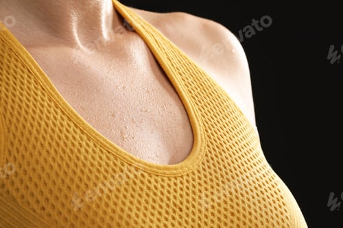 Vista previa: Woman with sweat on her body against black background, closeup
