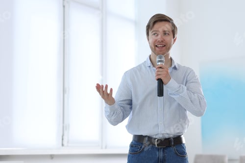 Aperçu: Haut-parleur avec microphone fonctionnant près d'une fenêtre à l'intérieur, espace pour le texte