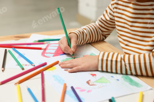 Vista previa: Niño dibujando con lápiz en la mesa, primer plano