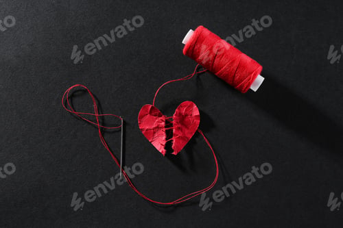Preview: Halves of torn paper heart connected by thread on black background, flat lay. Relationship problem c