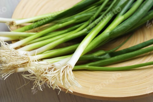Visualização: Fresh ripe green onions on white wooden table, closeup
