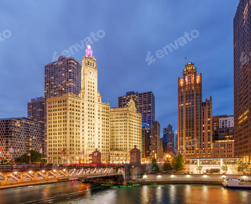 Preview: Scenic view of downtown Chicago during sunset