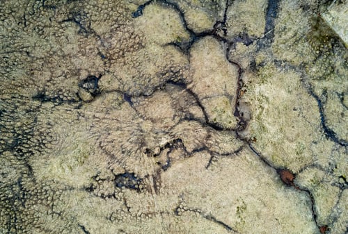 Vorschau: Luftaufnahme mit abstrakten natürlichen Hintergrundmustern auf der Erde in Island
