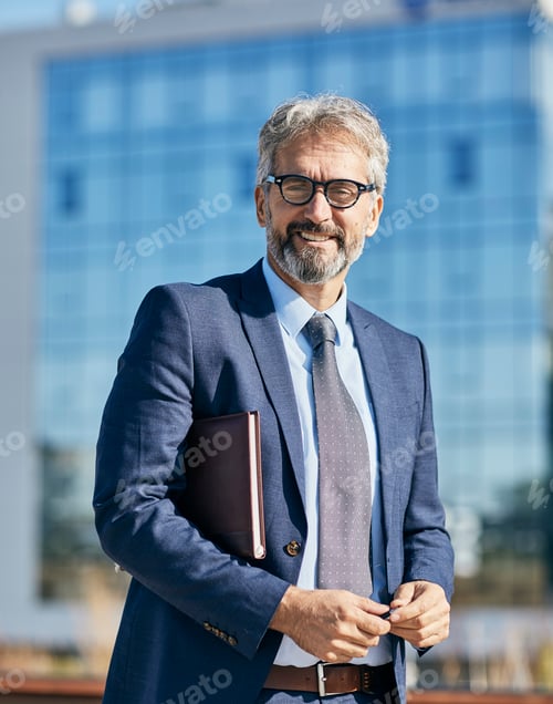 Preview: Senior Businessman Office Building Outdoor City Gray Hair Business Suit Lawyer Executive Entrepreneu