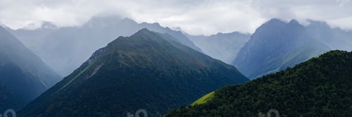 Preview: Belang mountains, the steep peaks of the mountain range, mist low over the tops.