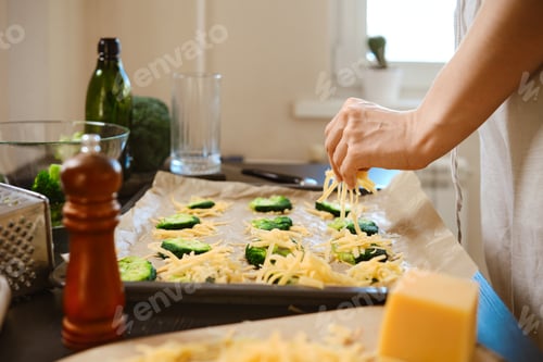 Preview: Preparation of smashed broccoli with cheese in a bright kitchen setting during the day