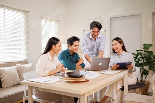 Vista previa: Asian business team collaborating on laptop during meeting