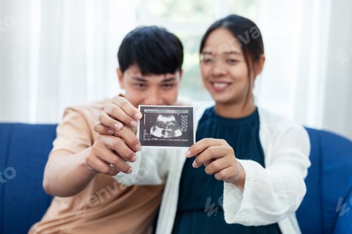 Preview: Pregnant Woman Carefully Looking at Ultrasound Film With His Lover Look Happy Family Preparation Ide