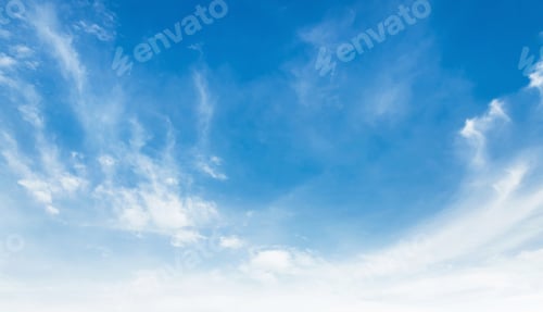 Vorschau: Klarer blauer Himmel mit dünnen weißen Wolken