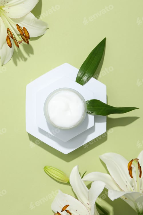 Preview: Small cream container on a plate with a green backdrop