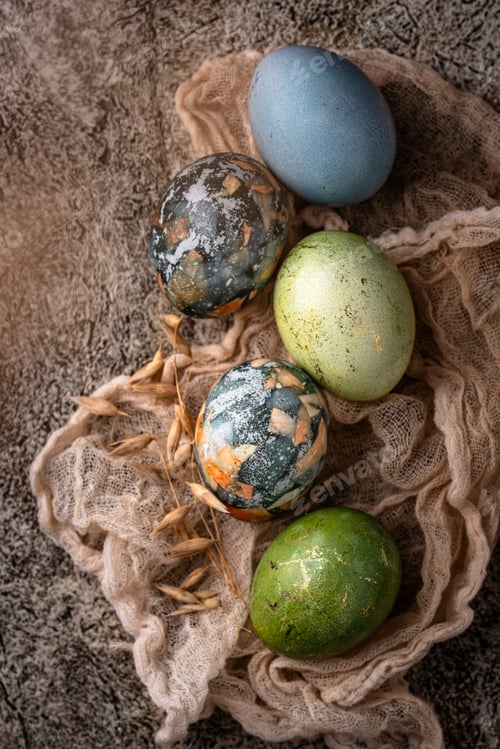 Preview: Easter eggs painted with natural dye