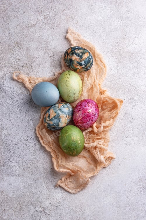 Preview: Easter eggs painted with natural dye
