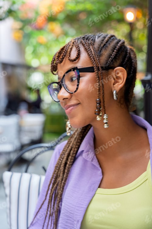 Preview: Stylish young black woman smiling outdoors
