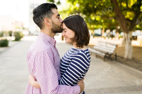Preview: Side view of a romantic couple