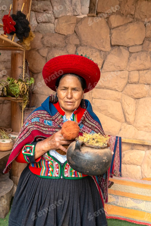 Preview: Peruvian textile senior maker showcasing traditional dyeing ingredients and yarn