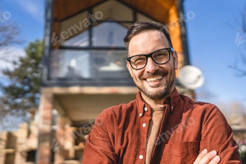 Vista previa: Retrato de hombres adultos con anteojos de pie y sonríen al aire libre