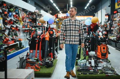 Preview: Portrait of mature man standing in hardware store