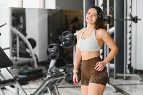 Preview: Fit woman smiling in gym showing healthy lifestyle