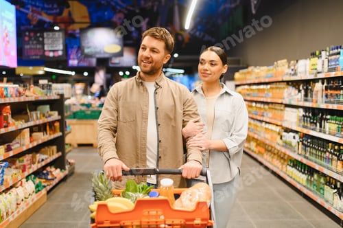 Vorschau: Paar kauft im Supermarktgang ein und kauft Lebensmittel
