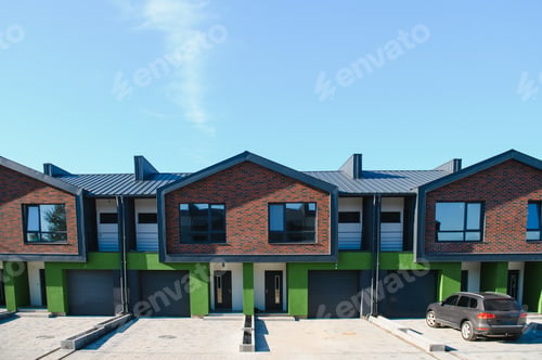 Aperçu: A row of residential townhomes or townhouses in suburb. Concept of real estate development, the hous