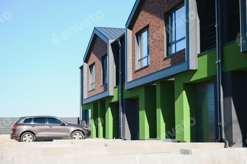 Aperçu: A row of residential townhomes or townhouses in suburb. Concept of real estate development, the hous